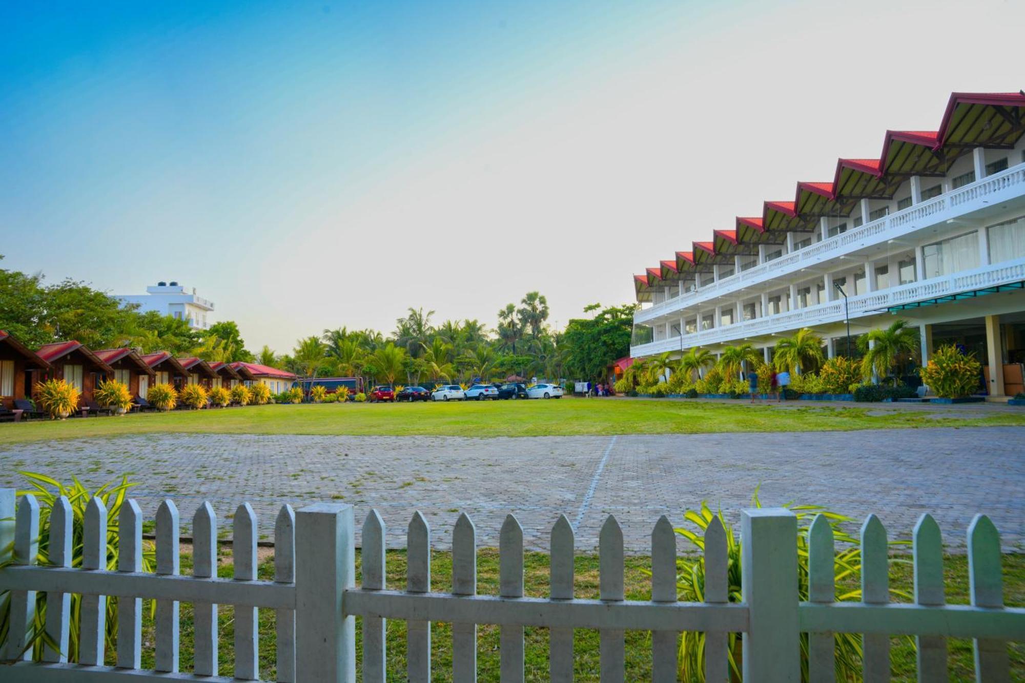 Jkab Beach Resort Trincomalee Eksteriør billede